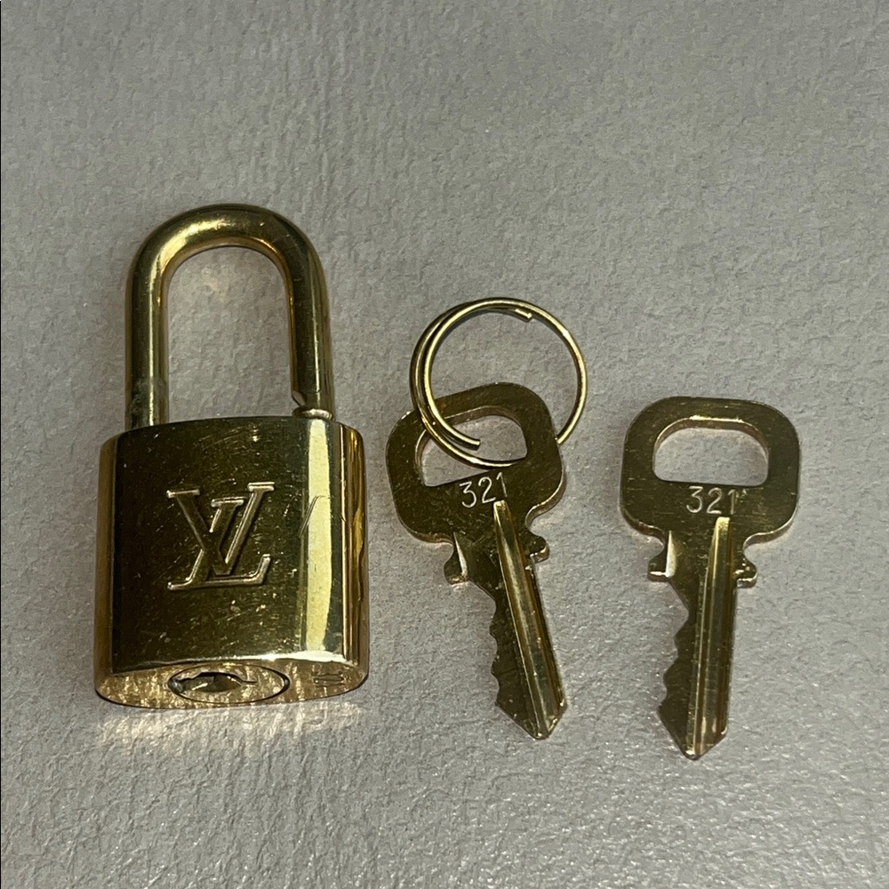 Louis Vuitton Luxurious Gold Padlock and Keys #321 - Picture 4 of 12